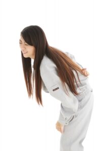 ぎっくり腰になり腰を押さえる女性