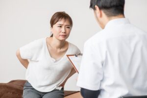 【放置注意】腰痛と猫背の原因とは？守口市サンテ鍼灸整骨院が解説