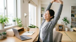 頭痛と肩こりが改善し伸びをして笑顔の女性