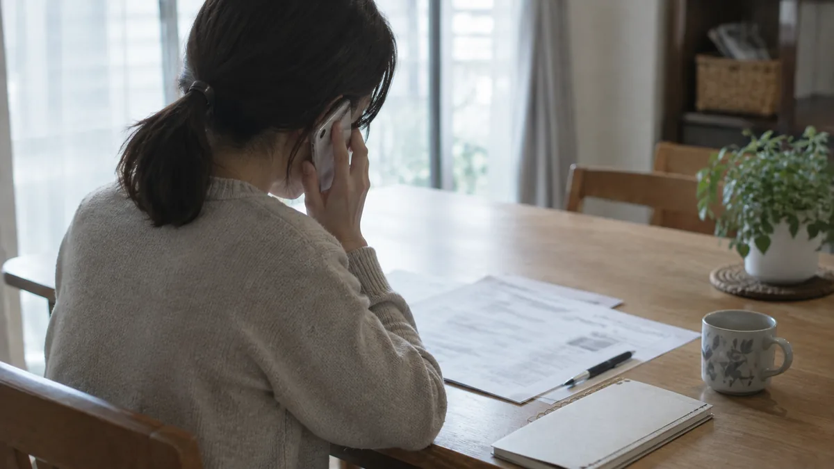保険会社に電話で連絡する人物のイメージ