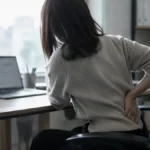 事故のあと、腰の違和感を気にする人物のイメージ